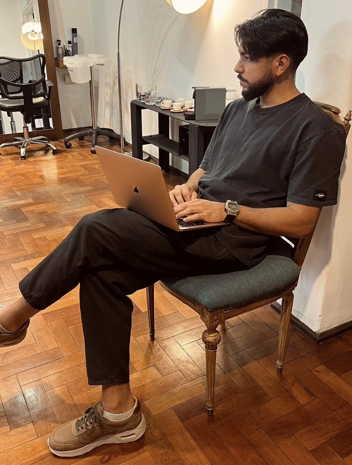 Juan Cruz Iriarte trabajando con su laptop